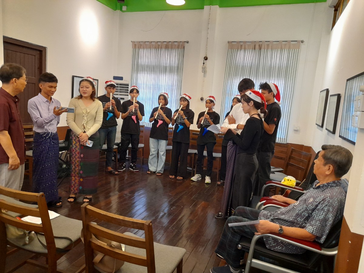 fatherrs mission school 성탄 죽하 발표회.jpg